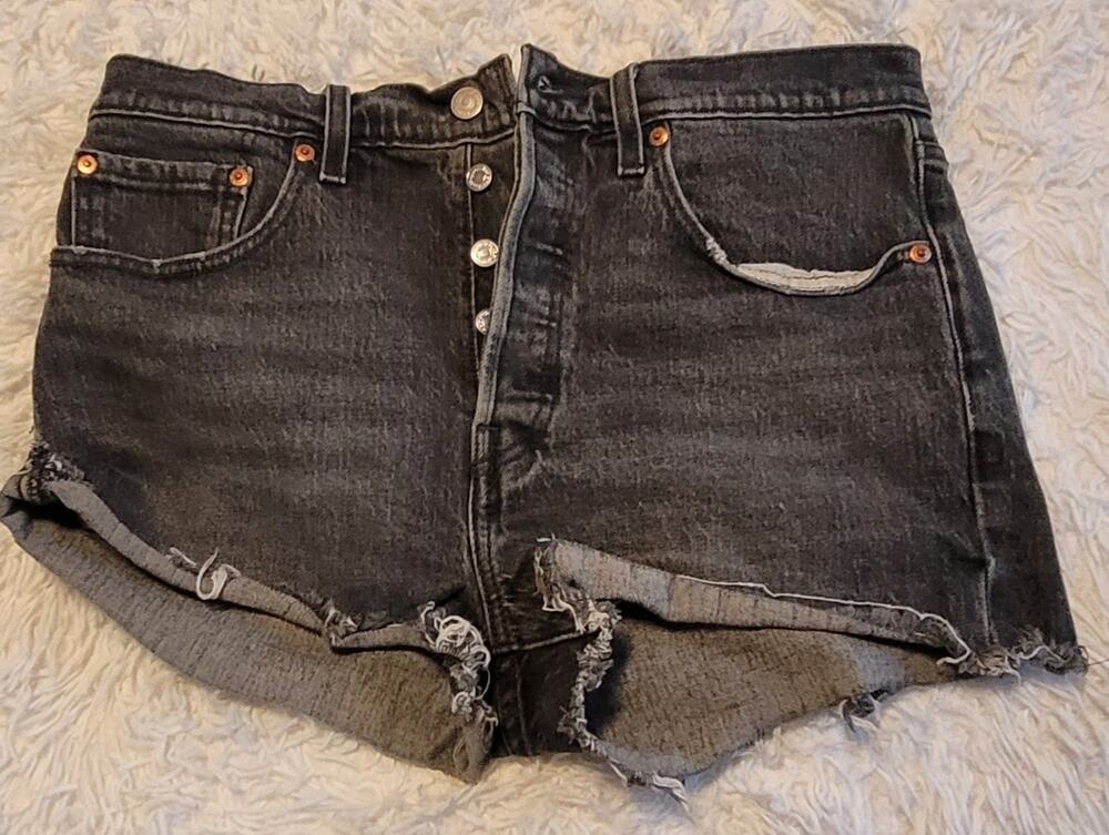 Women's Levi's cut off shots black size 30